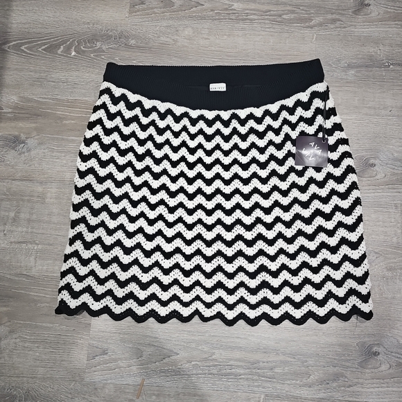 AvA & viv NWT Textured Knit Skirt with Wavy Stripes, Black and White, Size 3X. - Picture 5 of 10